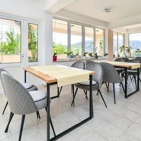 - Donja 2013b Apartman