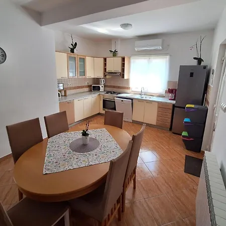 - Donja 2013b Apartman *