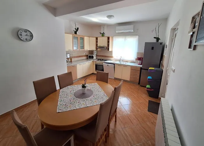 - Donja 2013b Apartman *